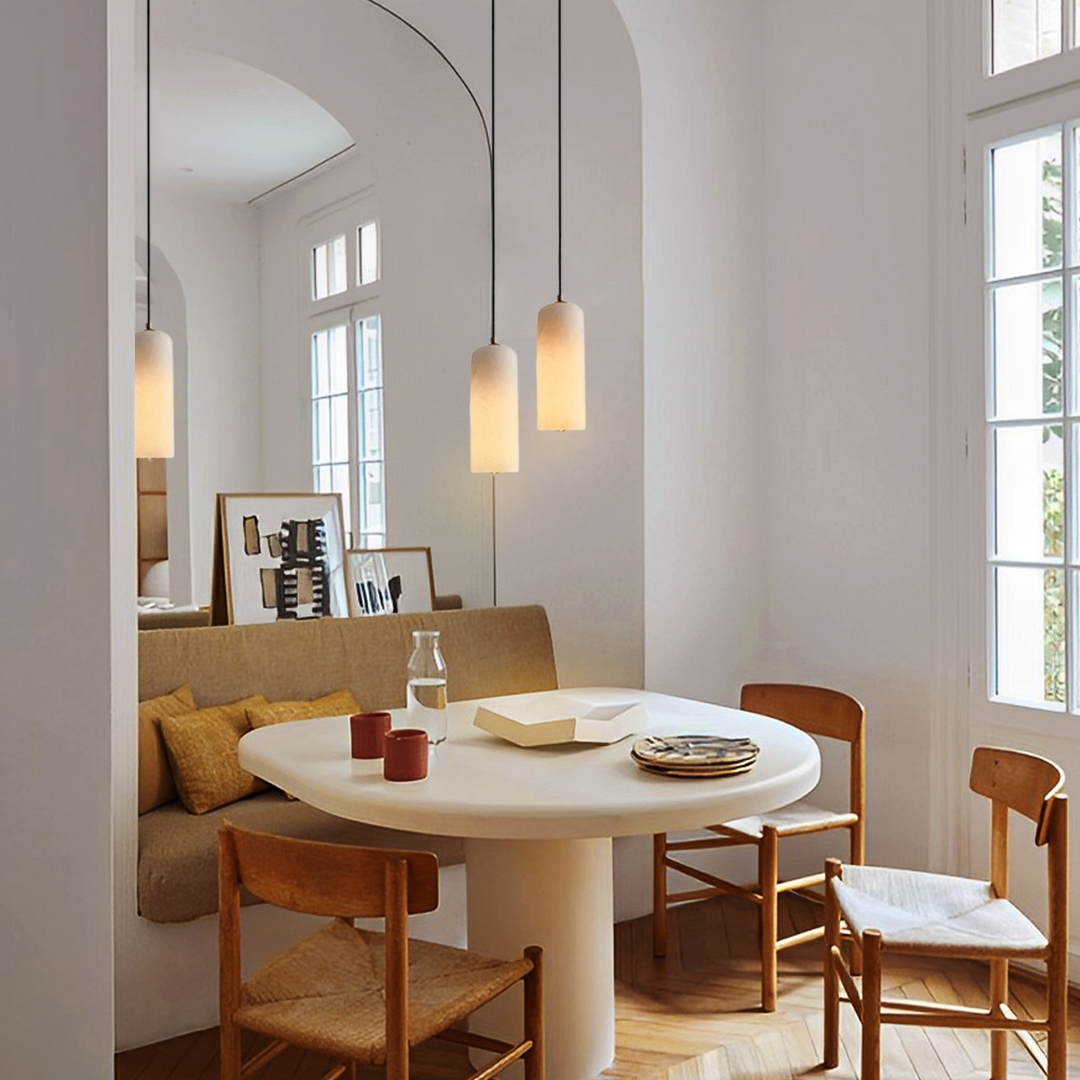 Luxe design hanglamp van albast en messing, perfect voor moderne interieurs.