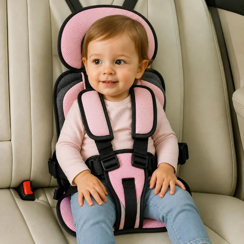 Veilig autostoeltje WC2026 met robuuste gordels en zijdelingse bescherming voor optimale kinderbeveiliging.