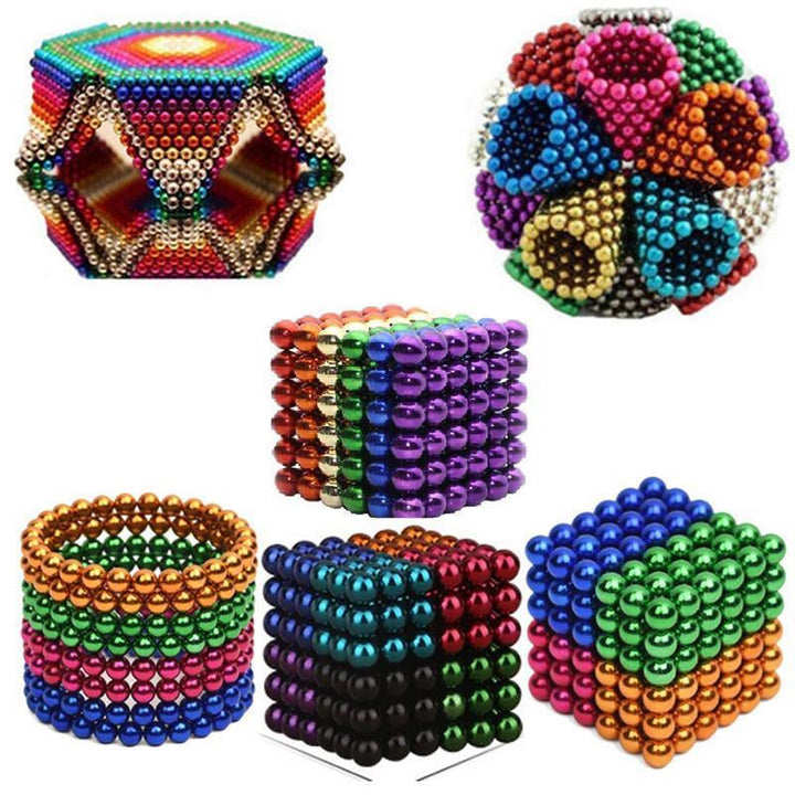 Lachend kind speelt geconcentreerd met magneetballen speelset, ontwikkelt fijne motoriek en fantasie.