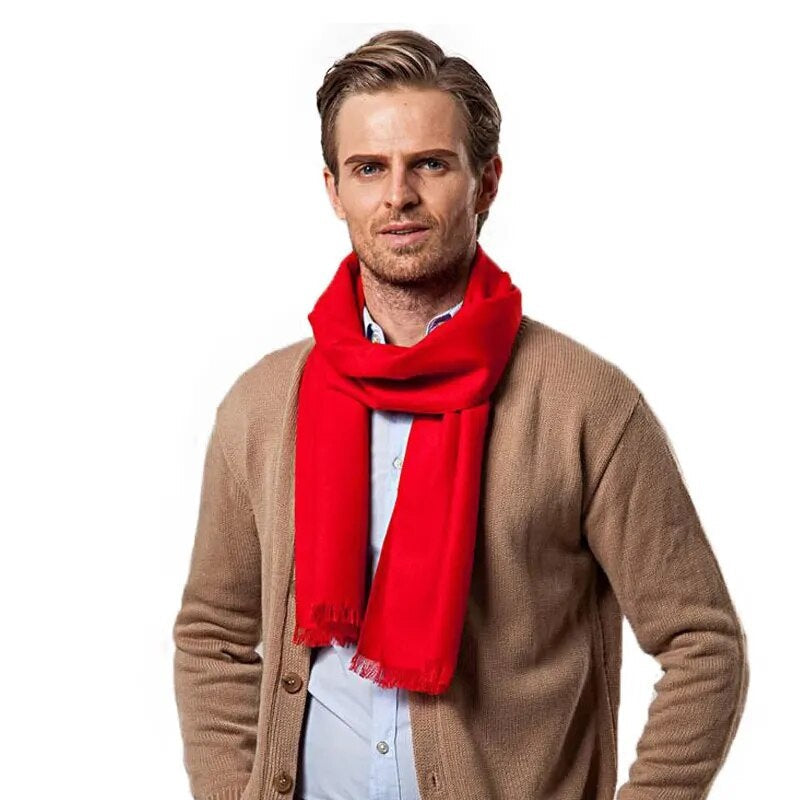 Zachte rode kasjmier sjaal, ideaal voor comfort en warmte in de winter.