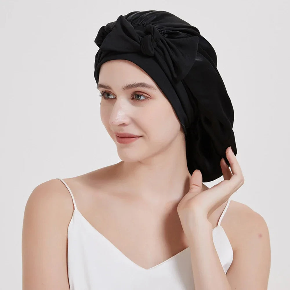 Vrouw ontspant met luxe moerbeizijden slaapmuts; beschermt haar optimaal tijdens de slaap.