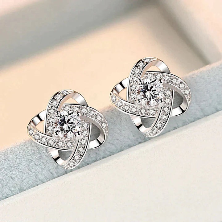 Detail van de Liefdesknoop ketting met sprankelende zirkonia, onderdeel van een elegante dames sieraden set.