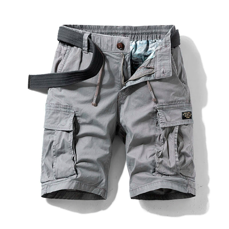Heren zomerkleding: trendy cargoshort met zijzakken, combineert functionaliteit en stijl.