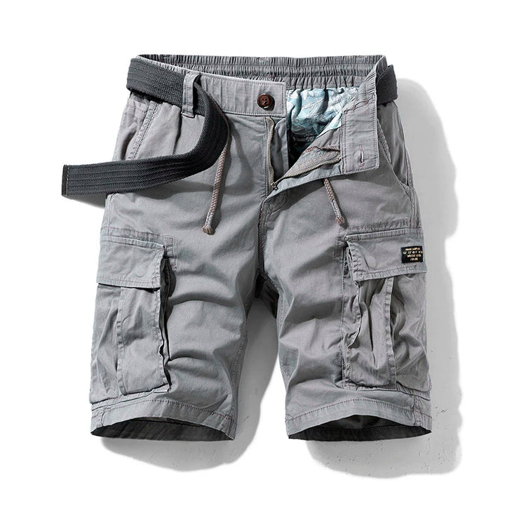 Heren zomerkleding: trendy cargoshort met zijzakken, combineert functionaliteit en stijl.