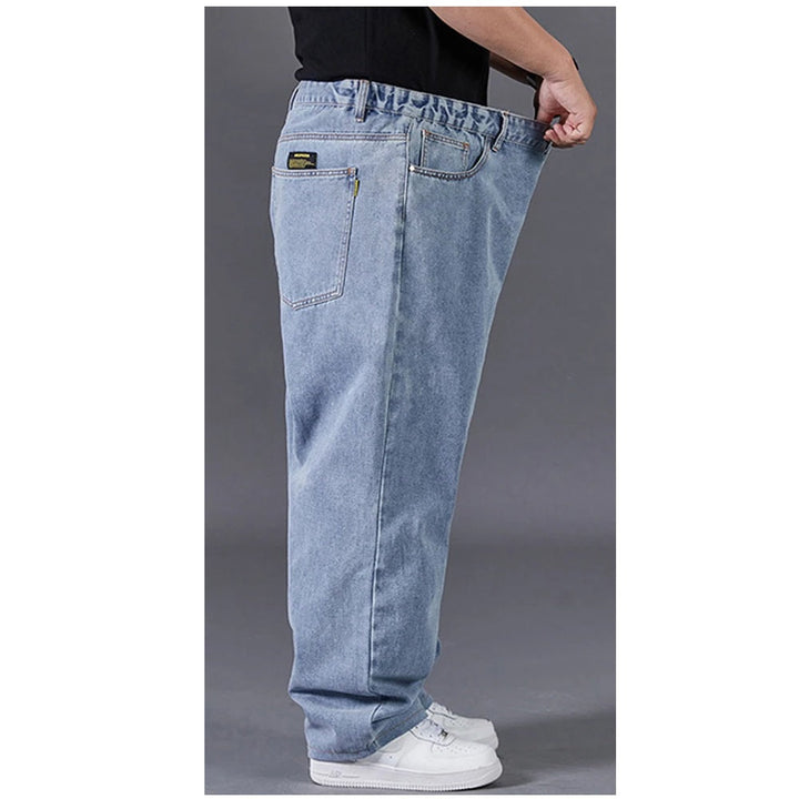 Dichtbij foto van de denim stof van een grote maten mannen jeans met wijde pijpen. Hoogwaardige spijkerbroek.