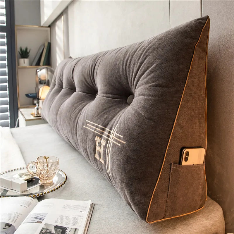 Pluizig zacht loungekussen EmbraceNest, een groot comfortkussen voor ontspannen momenten en sfeervolle huisdecoratie.