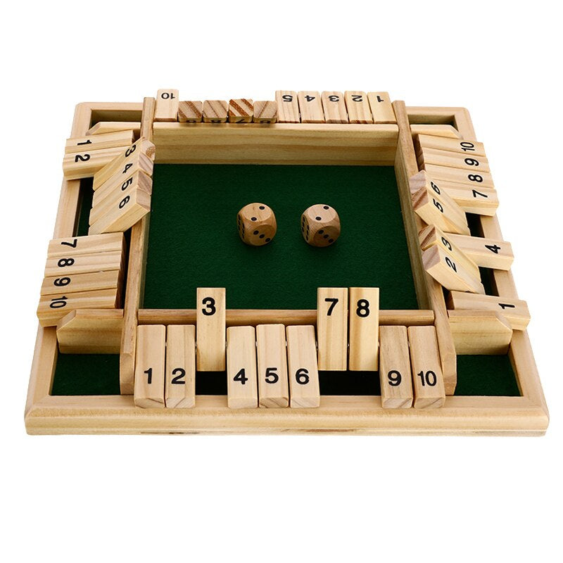 Familie geniet van het educatieve bordspel, samen rekensommen oefenen en strategie leren.