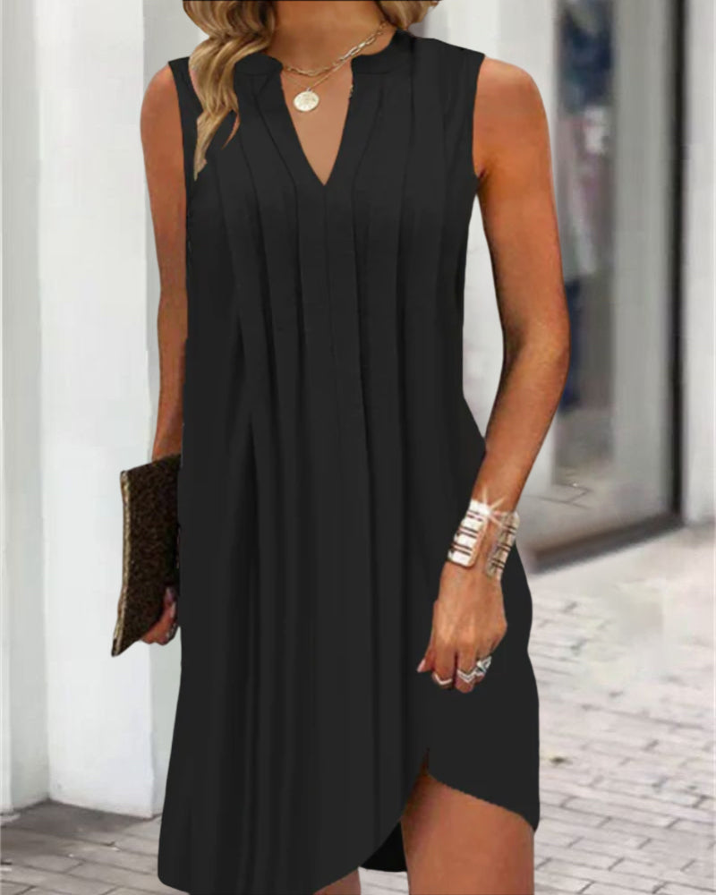 Comfortabele zwarte dames zomerjurk, v-hals, mouwloos, perfect voor warme dagen.
