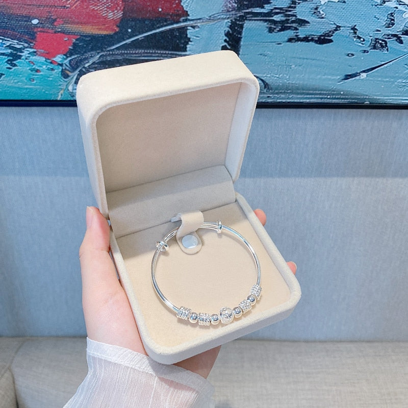 Schitterende damesarmband met elegante verzilverde gelukskralen. Luxe sieraad, ideaal als mode-accessoire.