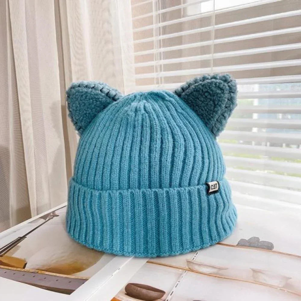 Warme gebreide wintermuts PurrWarm met kattenoren, perfect voor comfort en stijl tijdens koude winterdagen.