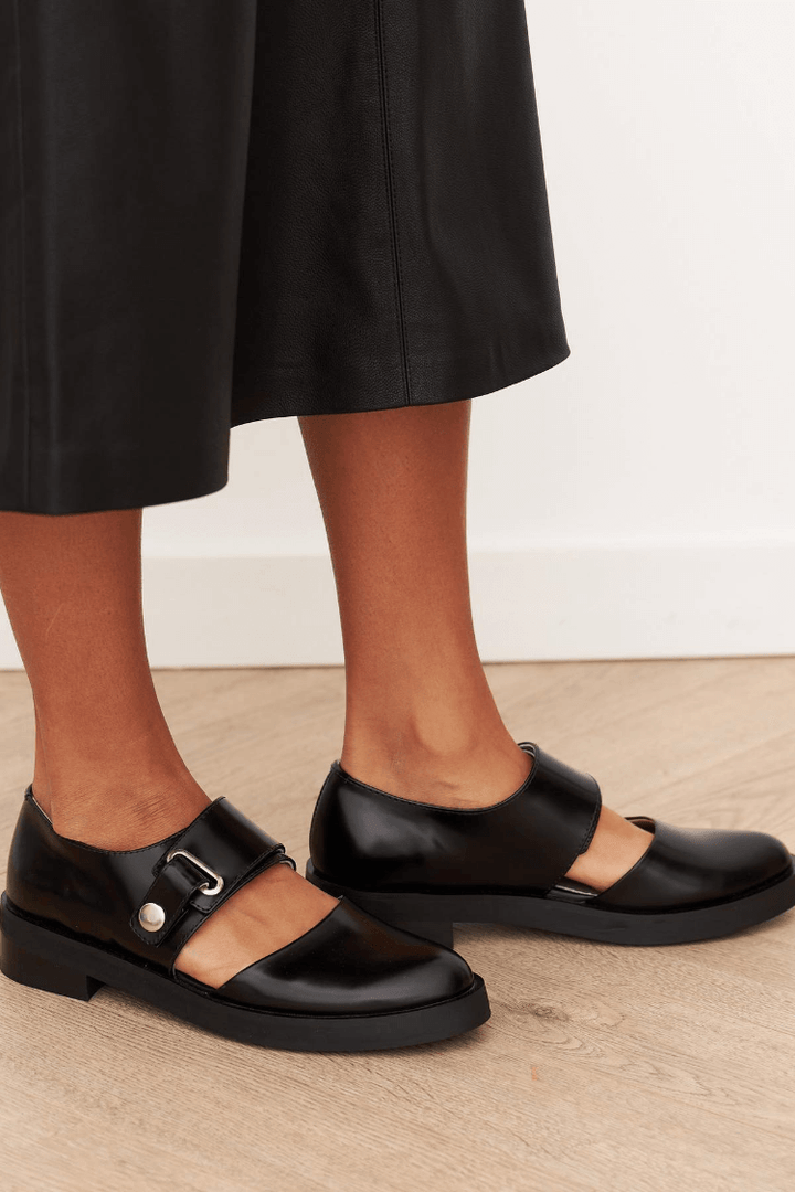 Comfortabele damesschoenen met gesp en dikke zool, geschikt voor een casual doch elegante look in elke situatie.