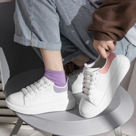 Zijaanzicht van modieuze unisex casual schoenen. Comfortabele loop schoenen voor heren en dames, alledaags en lichtgewicht.