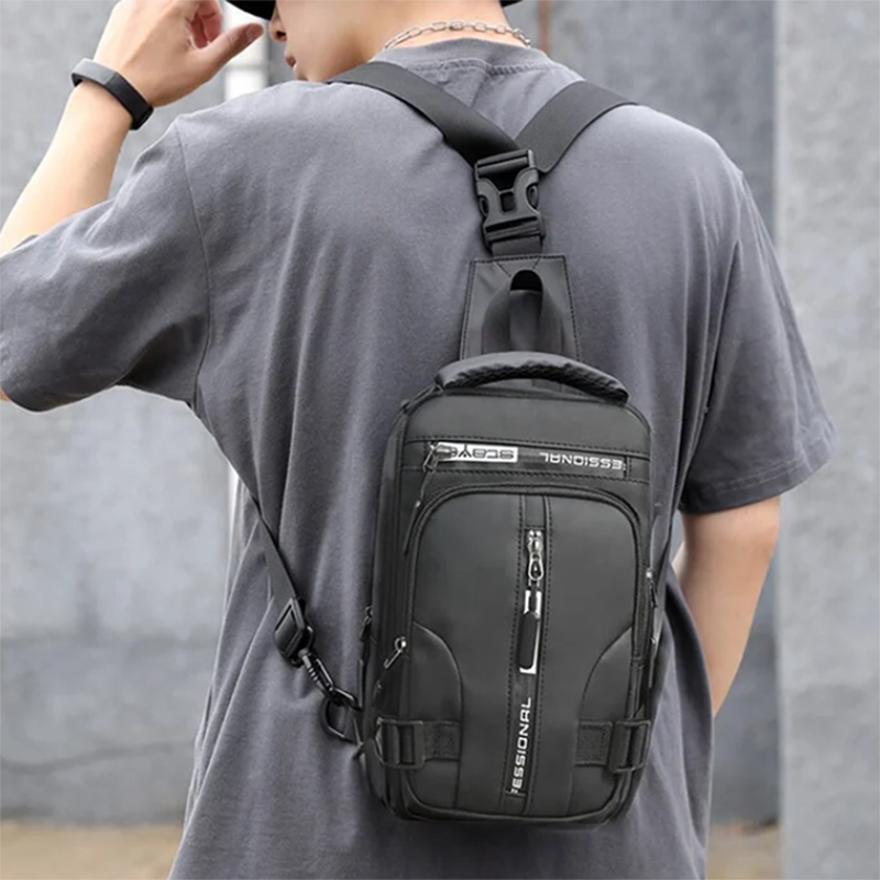 Waterdichte heren crossbody tas van duurzaam nylon, ideaal als compacte rugzak voor outdoor avonturen.