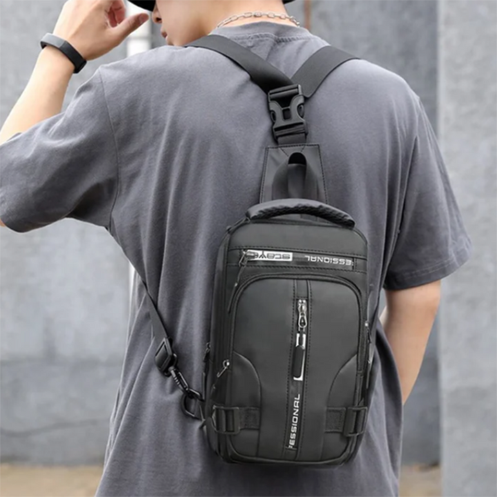 Waterdichte heren crossbody tas van duurzaam nylon, ideaal als compacte rugzak voor outdoor avonturen.