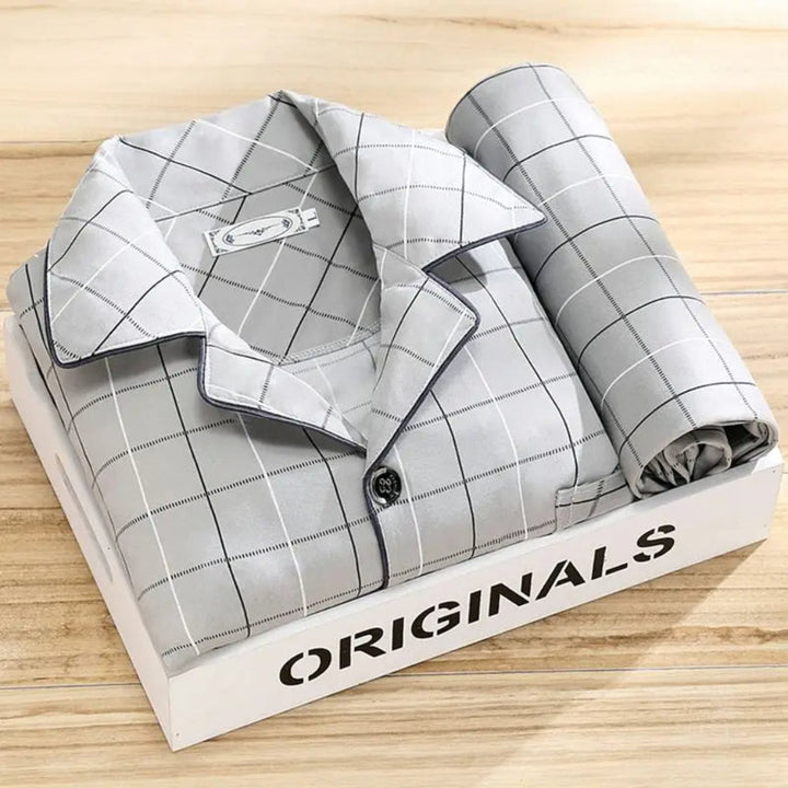 Ideaal cadeau: luxe heren pyjamaset met knoopsluiting voor comfort en stijl in herenkleding.
