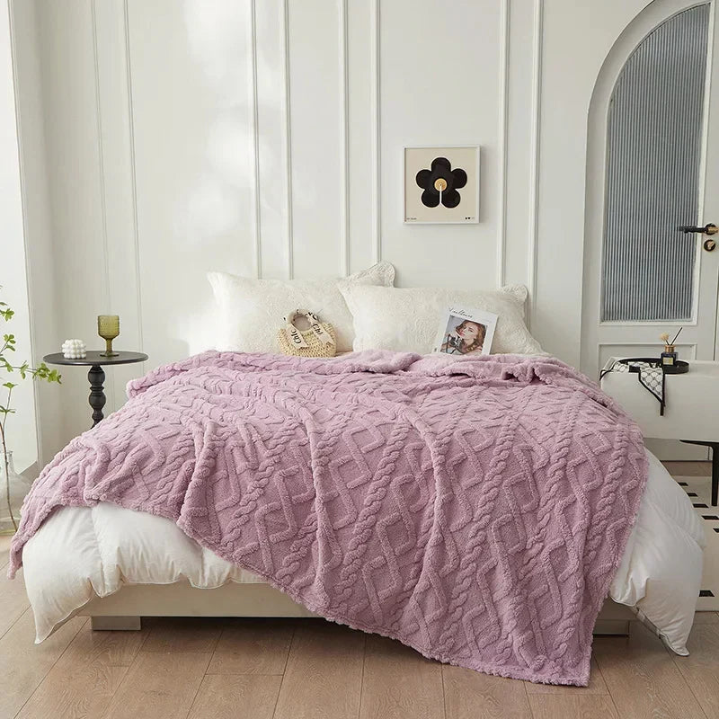 Tweezijdige verdikte lamswollen deken als warm flanellen plaid of sprei. Zacht en comfortabel interieur item.