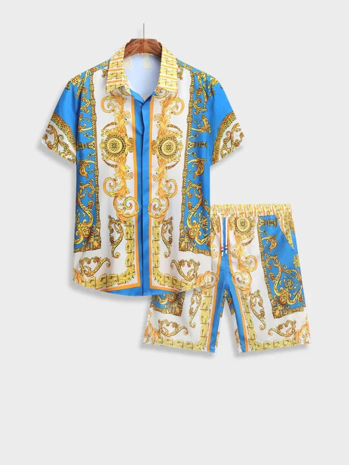 Stijlvolle heren zomeroutfit: shirt met korte mouwen en bijpassende korte broek in barokprint.
