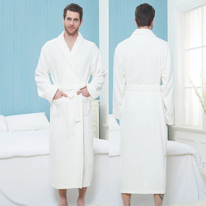 Twee diepe zakken aan de zijkant van de praktische extra lange heren fleece badjas.