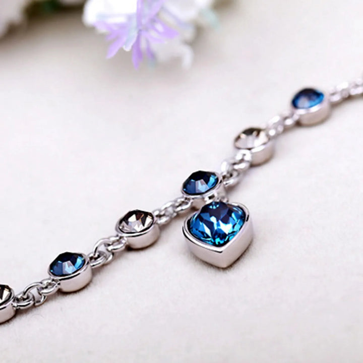 Chique damesarmband met oceaanhart kristal en opvallende blauwe zirkonia hartbedel. Ideaal geschenk voor haar.