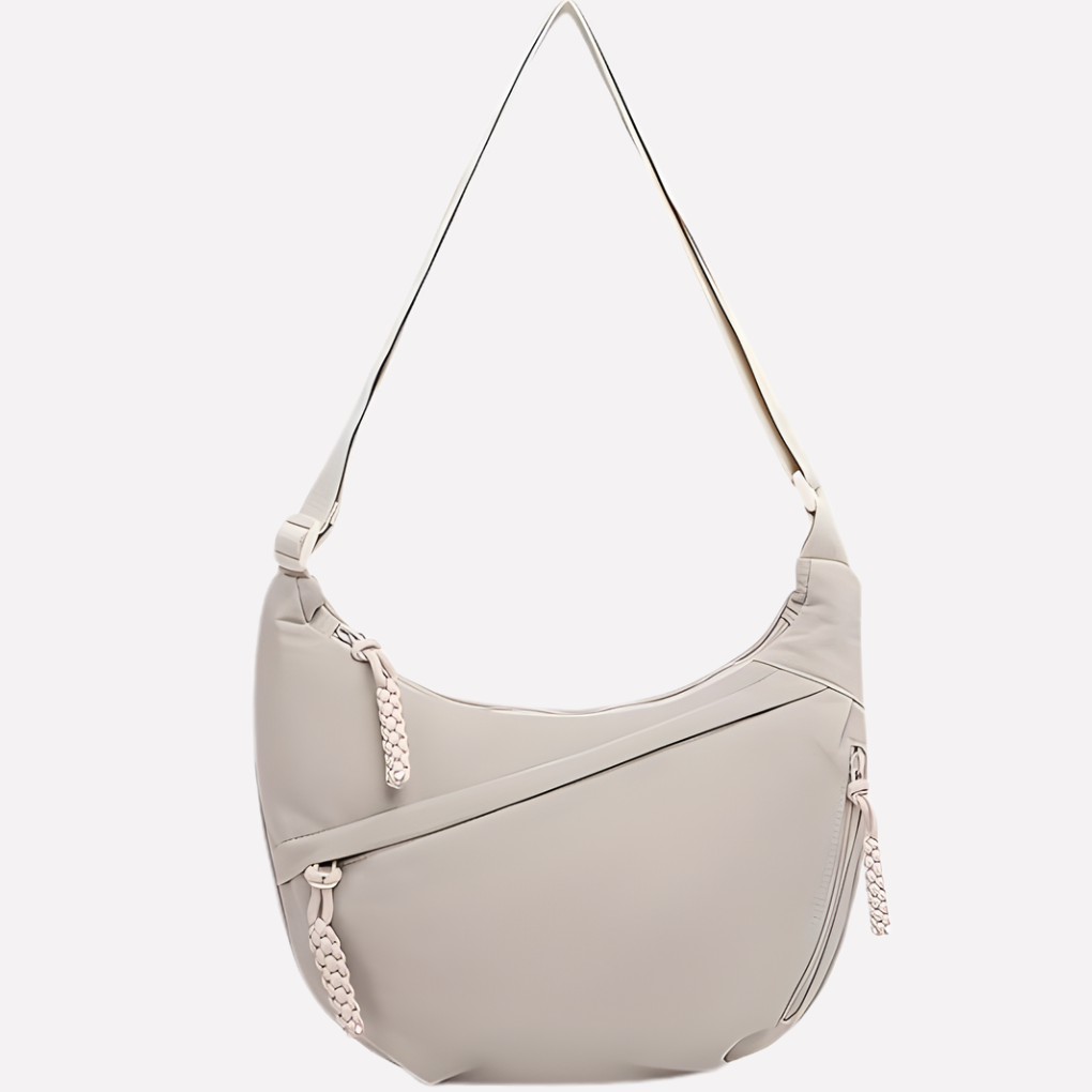 Ruime nylon halvemaan crossbodytas. Praktische tas met verstelbare schouderband, perfect voor dagelijks gebruik.