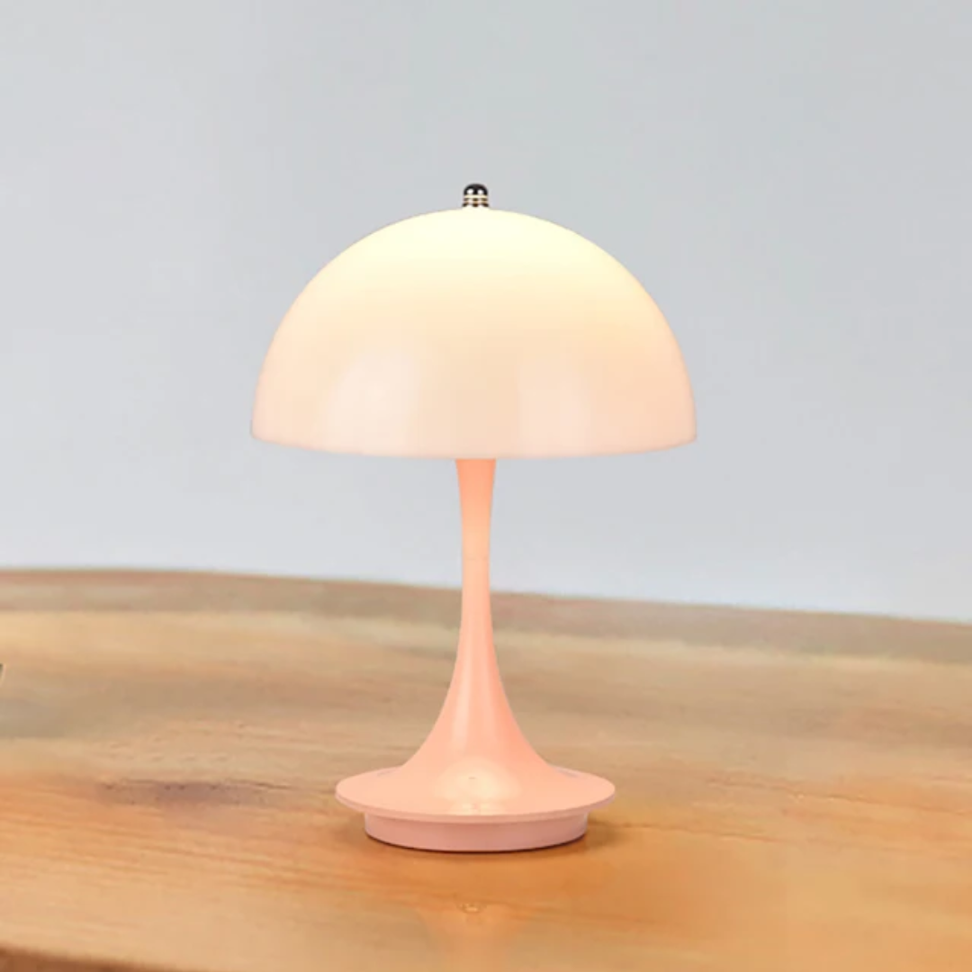 Sfeervolle draadloze LED lamp, creëert warme gloed in woonkamer of slaapkamer.