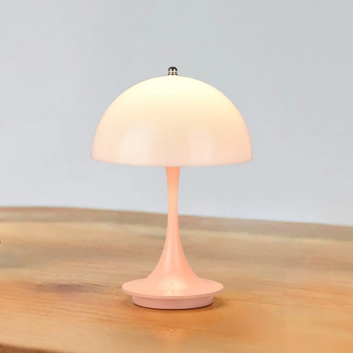 Sfeervolle draadloze LED lamp, creëert warme gloed in woonkamer of slaapkamer.