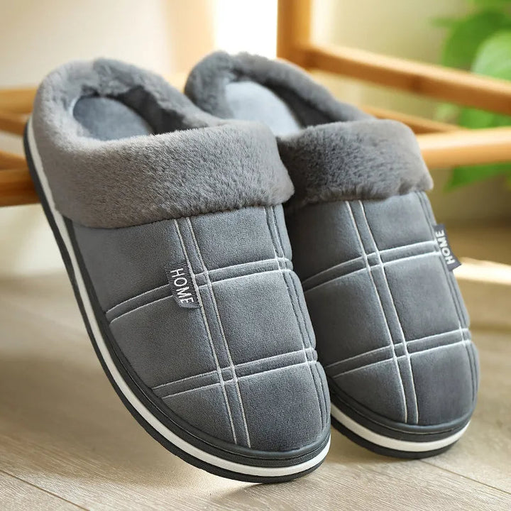 Zijaanzicht van geruite heren instappantoffels, comfortabele warme huis-schoenen.