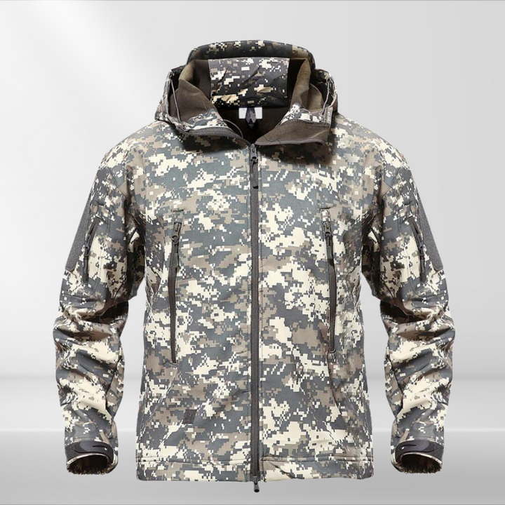 Legergroene tactische heren softshell jas 'Daan' met camouflage, perfect voor sportieve outdooractiviteiten.