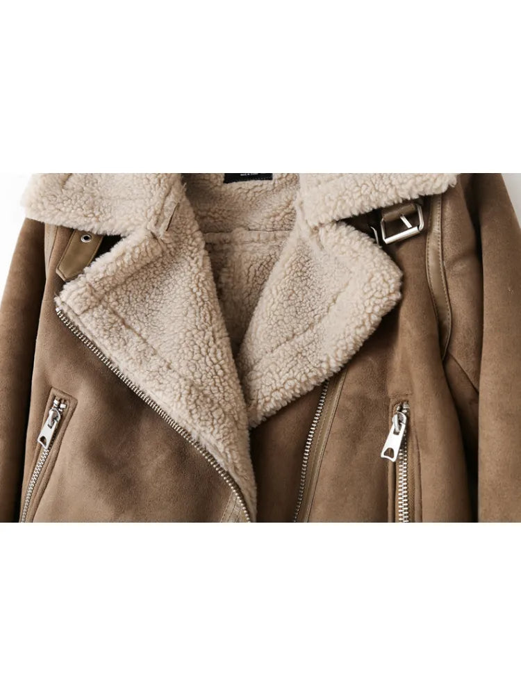 Trendy effen dames winterjas, biedt warmte en stijl voor de koude dagen. Essentiële seizoensmode.
