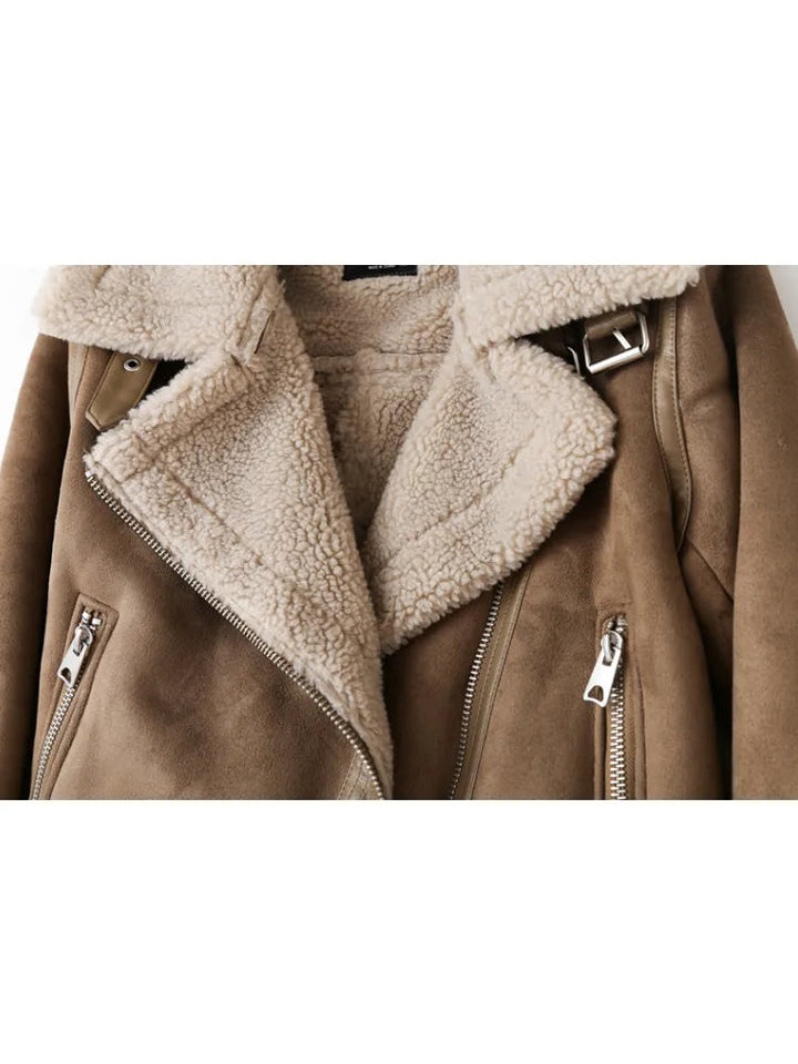 Trendy effen dames winterjas, biedt warmte en stijl voor de koude dagen. Essentiële seizoensmode.