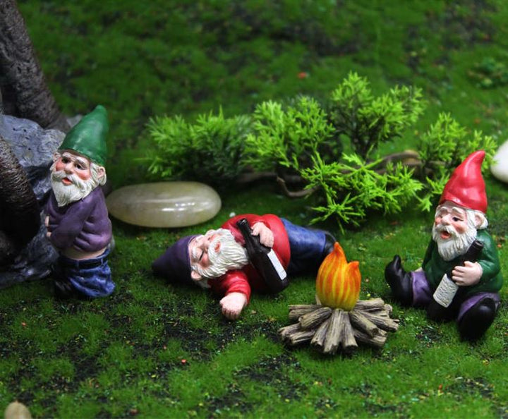 Uniek grappig kabouter tuinbeeld, een humoristisch cadeau voor tuiniers en decoratieliefhebbers.