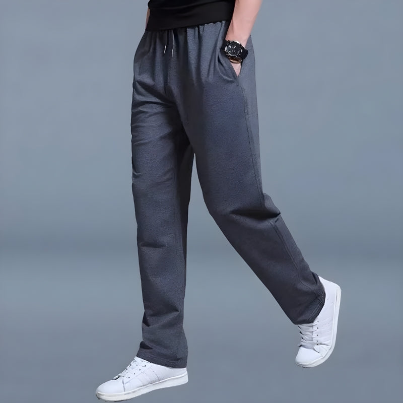 Zwarte Mikael comfort joggingbroek voor heren. Stijlvol en ontspannen voor thuis, streetwear of sport.