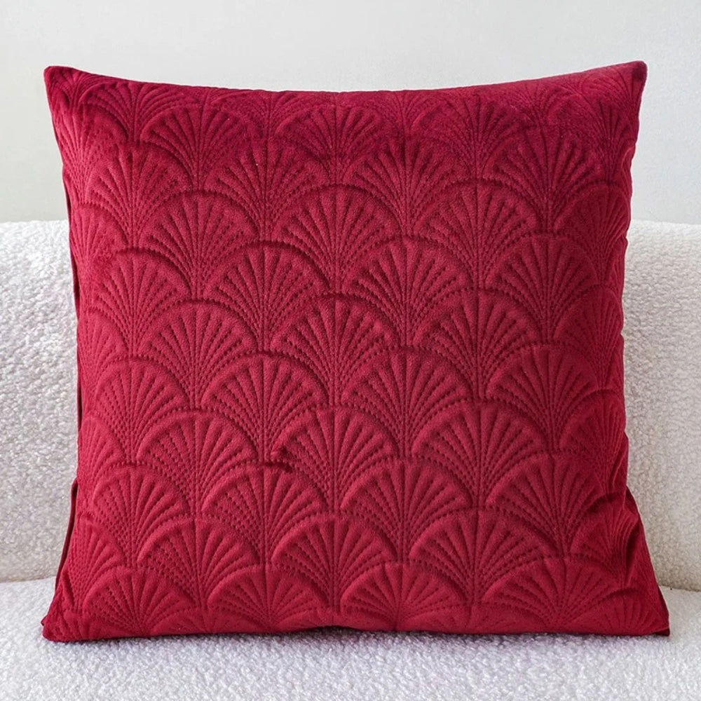 Decoratieve fluwelen kussenhoes met elegant schelpdesign voor een stijlvolle interieurdecoratie.