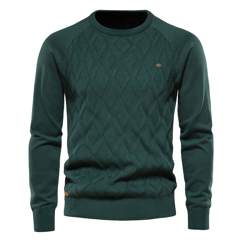 Man draagt comfortabele ronde hals trui, ideaal voor de koude winter.
