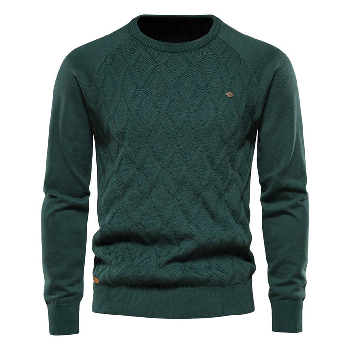 Man draagt comfortabele ronde hals trui, ideaal voor de koude winter.