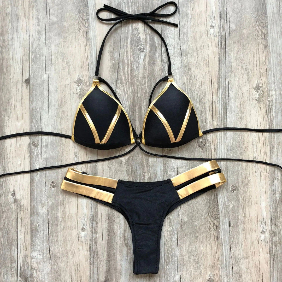 Flatterende roze dames bikini met luxe gouden details. Stijlvolle zwemkleding voor een zomerse look.