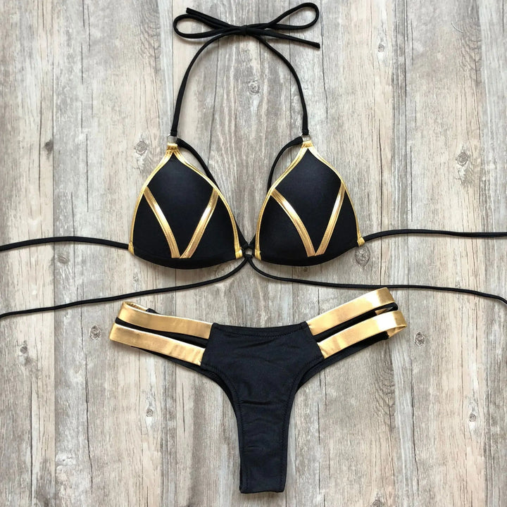 Flatterende roze dames bikini met luxe gouden details. Stijlvolle zwemkleding voor een zomerse look.