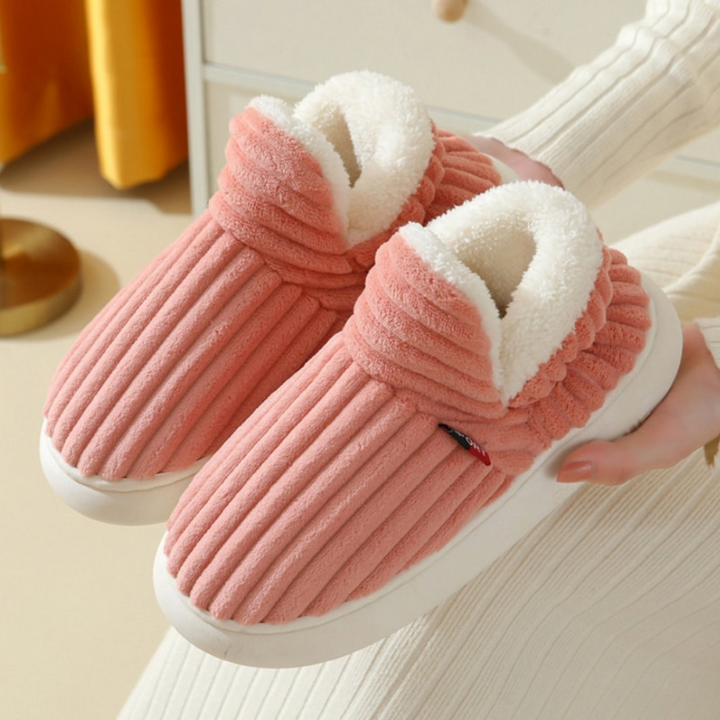 Zachte, pluizige unisex pantoffels met antislipzool. Bieden warm en cosy voetcomfort voor binnen in huis.