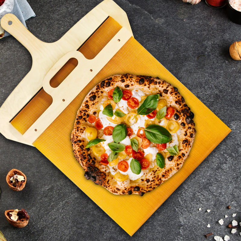 Duurzame houten pizzaschep van berkenhout met geïntegreerd schuifmechanisme voor moeiteloos pizzabakken.