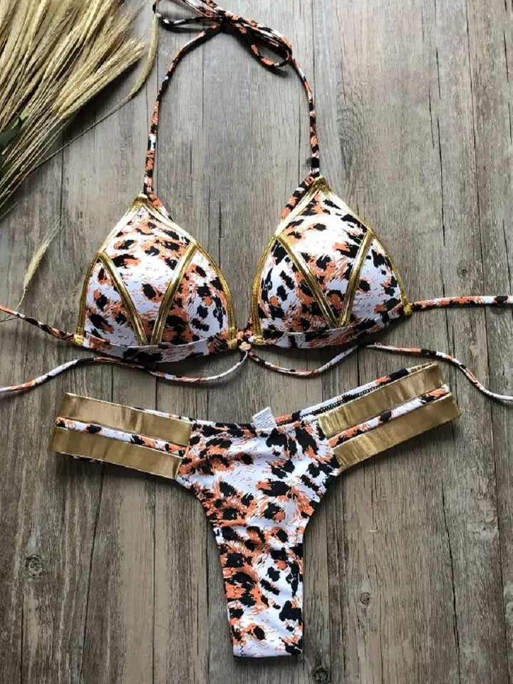 Luxe dames bikini met gouden details, perfecte zwemkleding voor een chique en stijlvolle zomerlook.