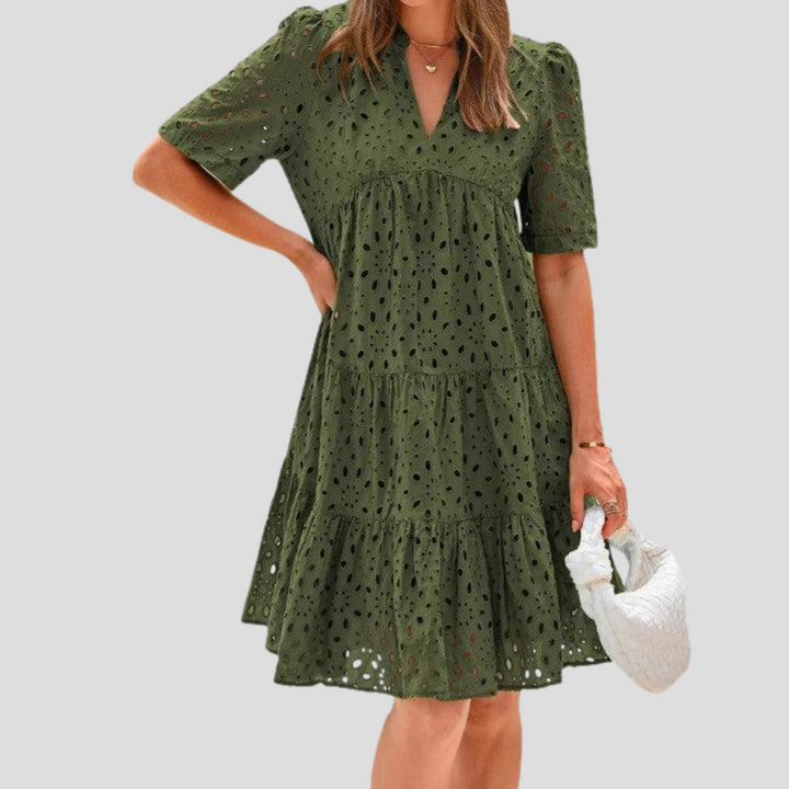 Achterkant van de comfortabele mouwloze dames gehaakte zomerjurk, perfect voor strandkleding of casual gebruik.