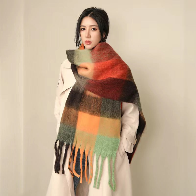 Moderne wijde pluchen sjaal Linnea voor dames, warm en stijlvol voor dagelijks gebruik in herfst en winter.