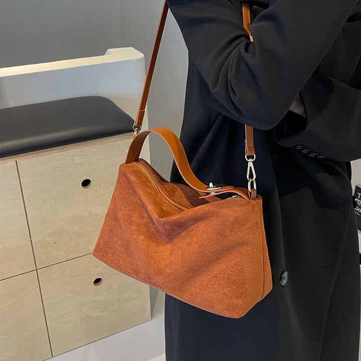 Zwarte elegante suède dames schoudertas in retro stijl, perfect voor een modieuze dagelijkse outfit.