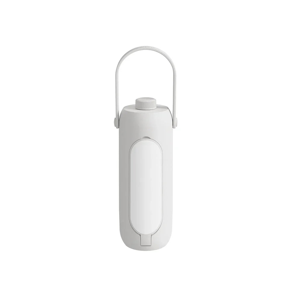 Vrouw houdt LumiCamp draagbare campinglamp vast, lichtgewicht en compact voor elke outdoor activiteit.