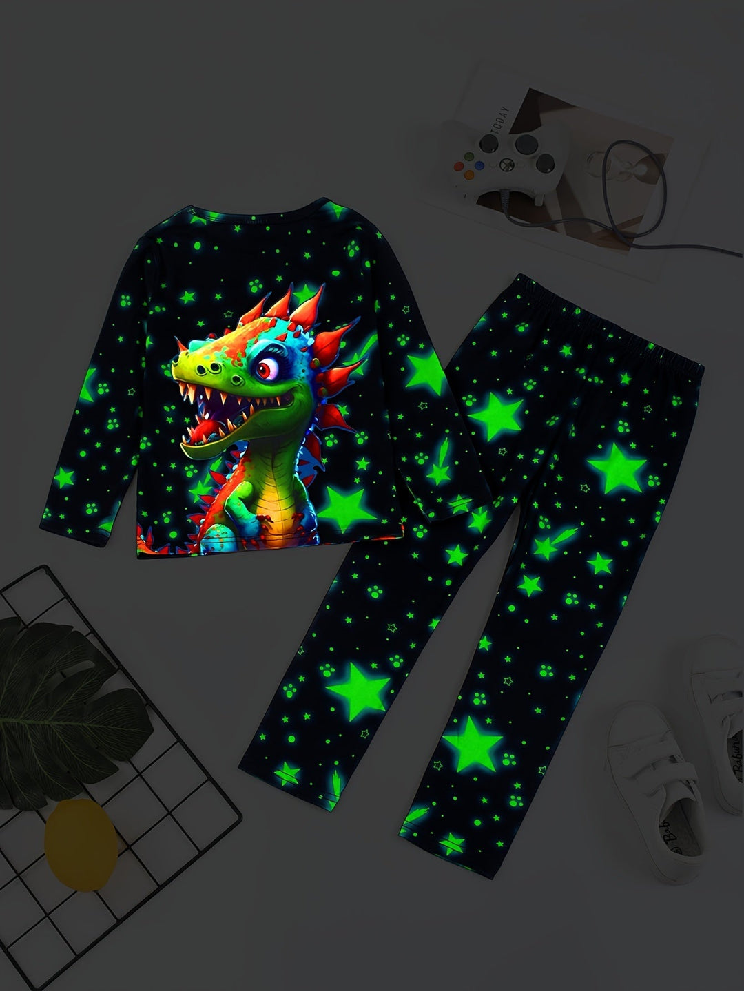 Zachte en comfortabele kinderpyjama met coole glow-in-the-dark dinosaurus. Ideaal voor jongens en meisjes.