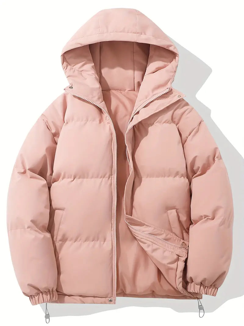 De warme en ruime capuchon van de casual heren winterjas, biedt extra comfort tegen gure winterwind.