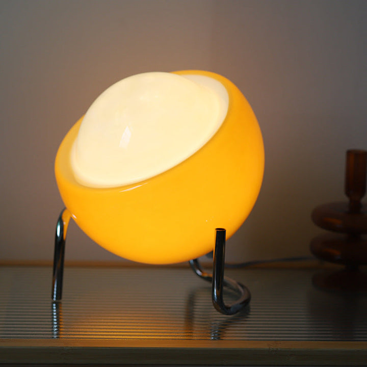 Moderne nachtkastlamp: Bauhaus tafellamp creëert warme sfeerverlichting, ideaal als leeslamp.