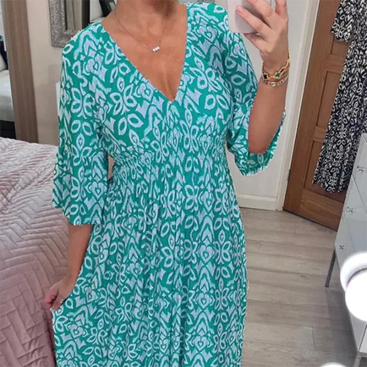 Modieuze dames lange bloemenjurk Liora met V-hals, perfect voor zomerse dagen en gelegenheden.