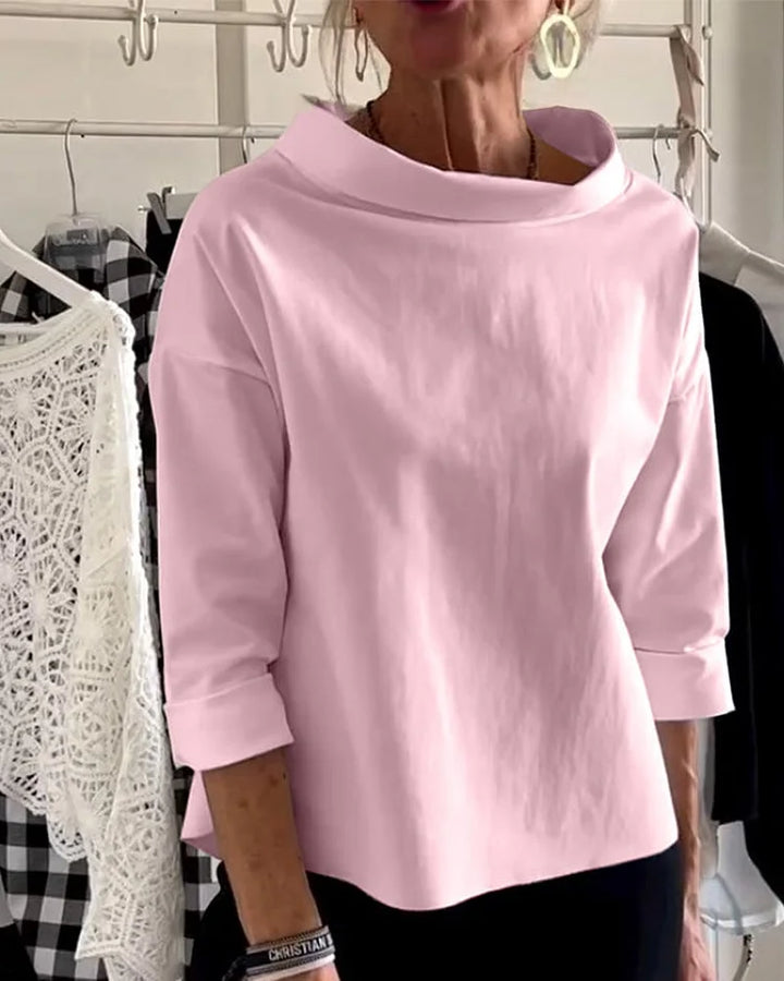 Zachte, losvallende damestop met halve col en revers. Comfortabele casual kleding voor elke dag.
