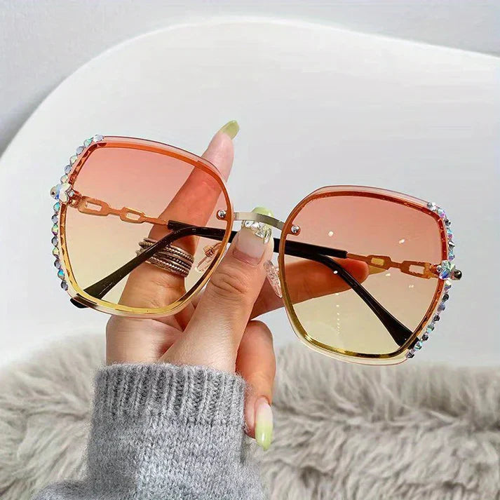 Dames glamour zonnebril, randloos, met UV400 glazen en glinsterende kristallen voor elke gelegenheid.